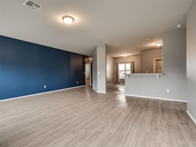 734 W Lola Drive, Mustang, OK 73064