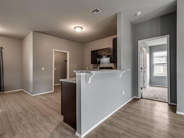 734 W Lola Drive, Mustang, OK 73064