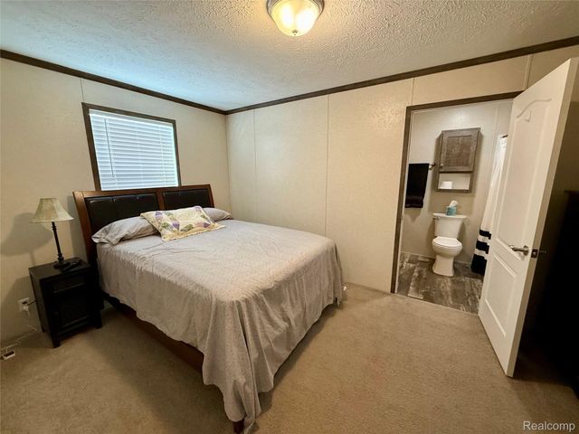 186 Oak Ave, Highland Charter Township, MI 48357