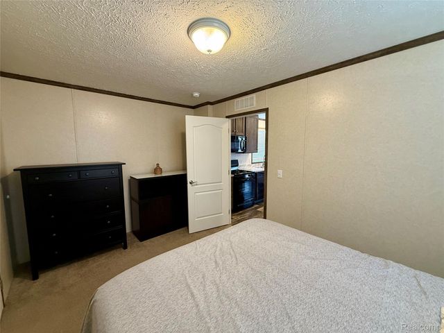 186 Oak Ave, Highland Charter Township, MI 48357