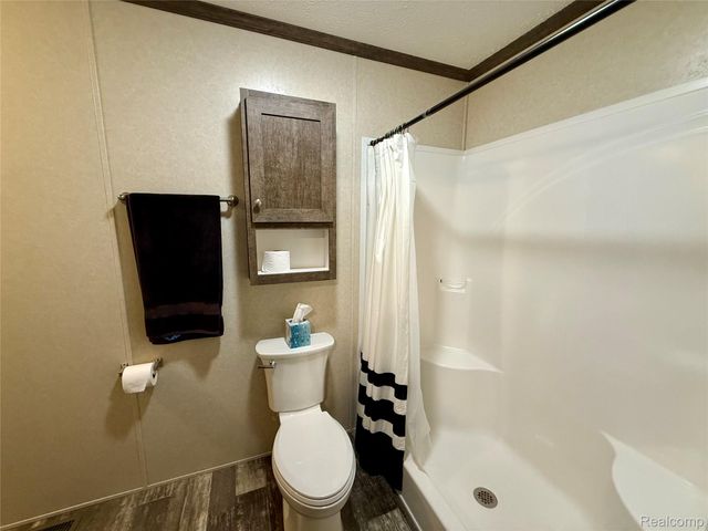 186 Oak Ave, Highland Charter Township, MI 48357