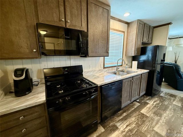 186 Oak Ave, Highland Charter Township, MI 48357