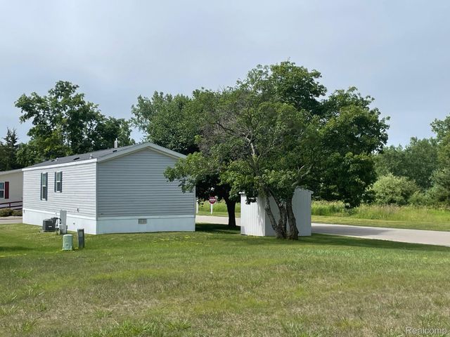 186 Oak Ave, Highland Charter Township, MI 48357