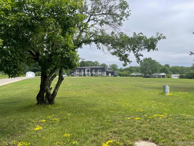 186 Oak Ave, Highland Charter Township, MI 48357