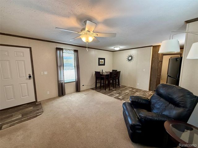 186 Oak Ave, Highland Charter Township, MI 48357