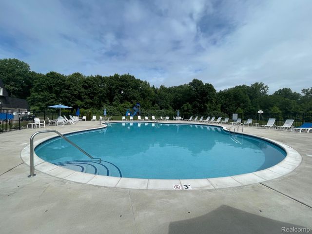 186 Oak Ave, Highland Charter Township, MI 48357