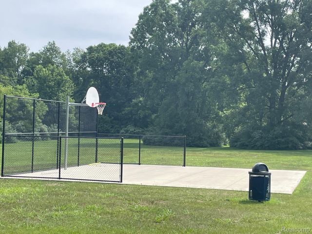 186 Oak Ave, Highland Charter Township, MI 48357