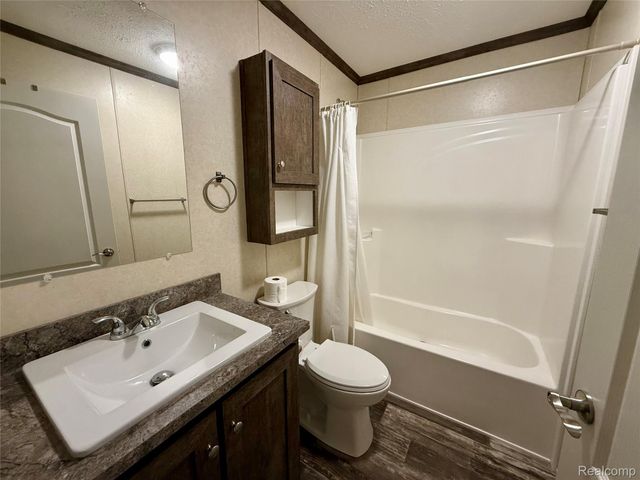 186 Oak Ave, Highland Charter Township, MI 48357