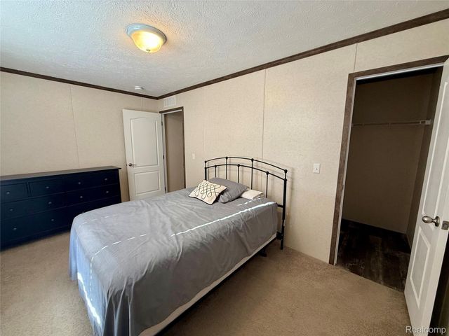 186 Oak Ave, Highland Charter Township, MI 48357