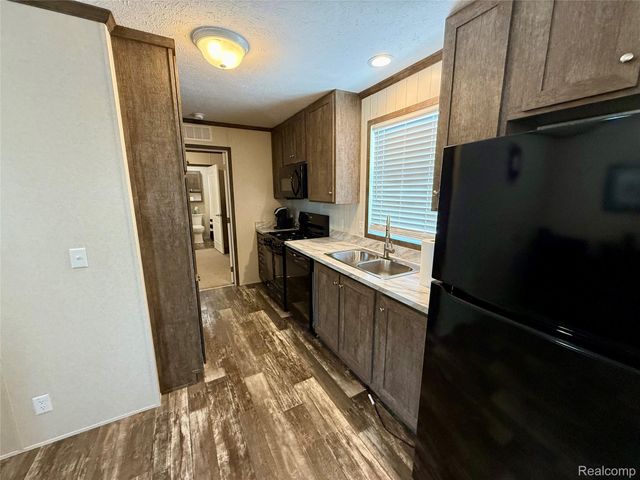 186 Oak Ave, Highland Charter Township, MI 48357