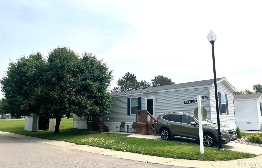 186 Oak Ave, Highland Charter Township, MI 48357