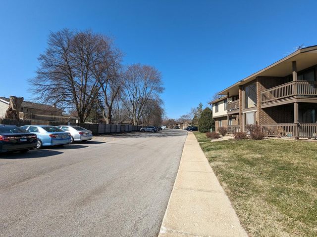 565 Somerset Lane 7, Crystal Lake, IL 60014