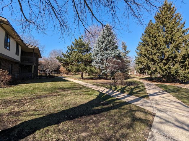 565 Somerset Lane 7, Crystal Lake, IL 60014
