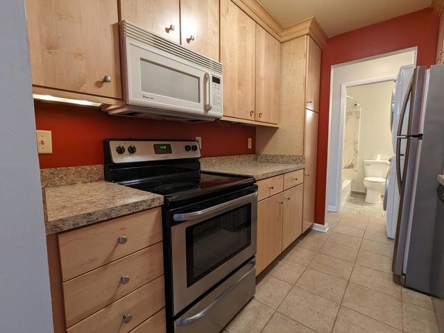 565 Somerset Lane 7, Crystal Lake, IL 60014