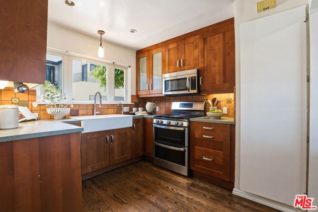 2525 Ivanhoe Drive, Los Angeles, CA 90039