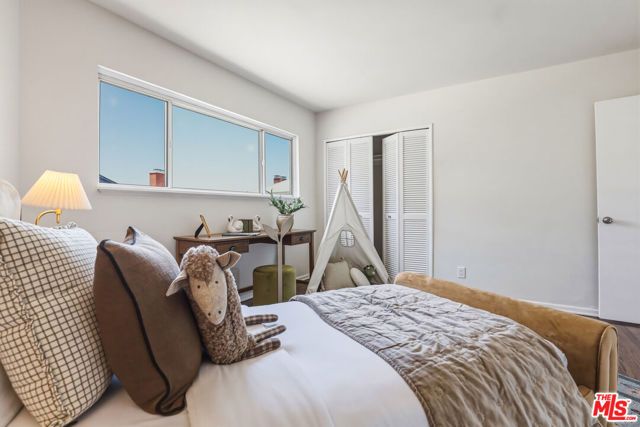 2525 Ivanhoe Drive, Los Angeles, CA 90039