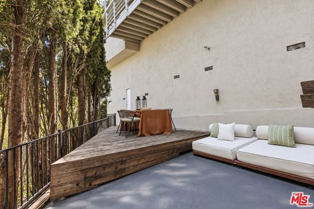 2525 Ivanhoe Drive, Los Angeles, CA 90039