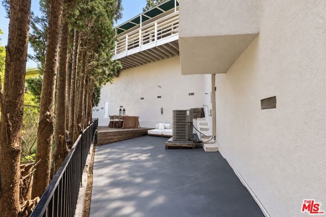 2525 Ivanhoe Drive, Los Angeles, CA 90039