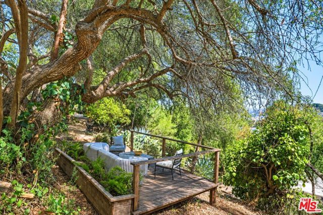 2525 Ivanhoe Drive, Los Angeles, CA 90039