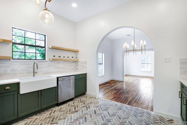 1613 N OLIVE ST, San Antonio, TX 78208