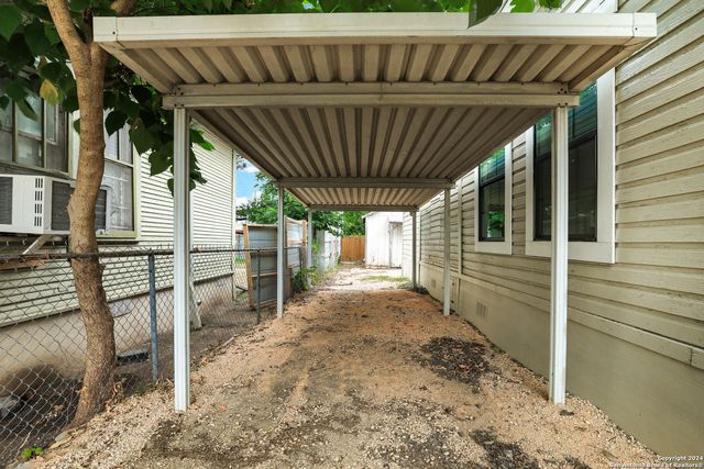 1613 N OLIVE ST, San Antonio, TX 78208