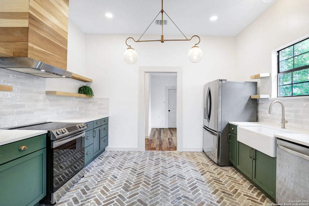 1613 N OLIVE ST, San Antonio, TX 78208