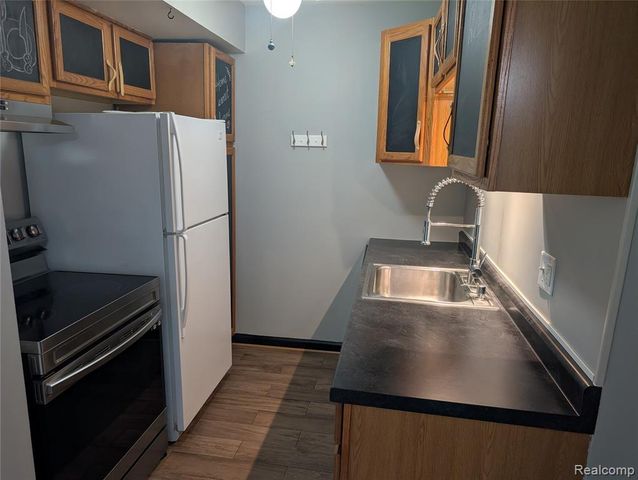 1390 Laurel Valley Drive, Waterford, MI 48327