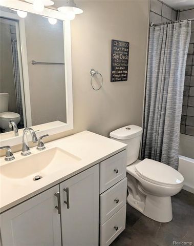1390 Laurel Valley Drive, Waterford, MI 48327
