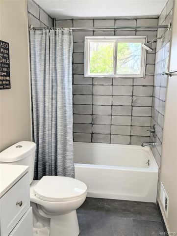 1390 Laurel Valley Drive, Waterford, MI 48327