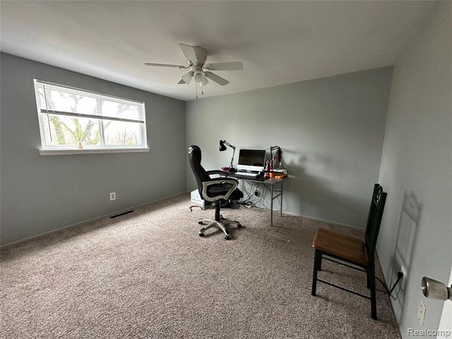 1390 Laurel Valley Drive, Waterford, MI 48327