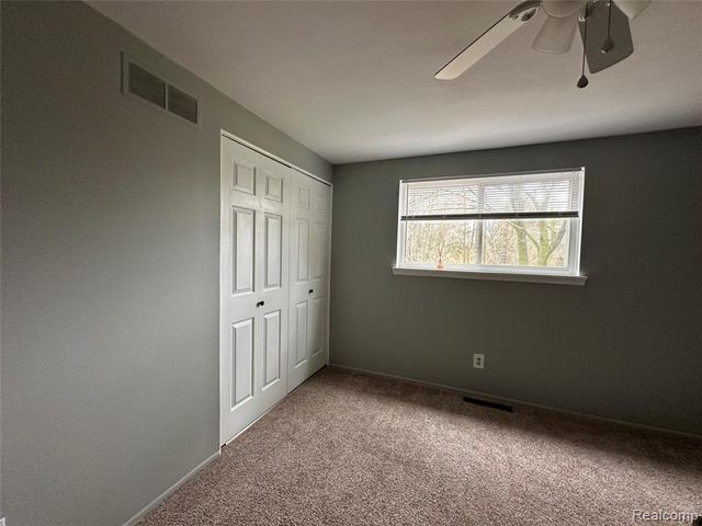 1390 Laurel Valley Drive, Waterford, MI 48327