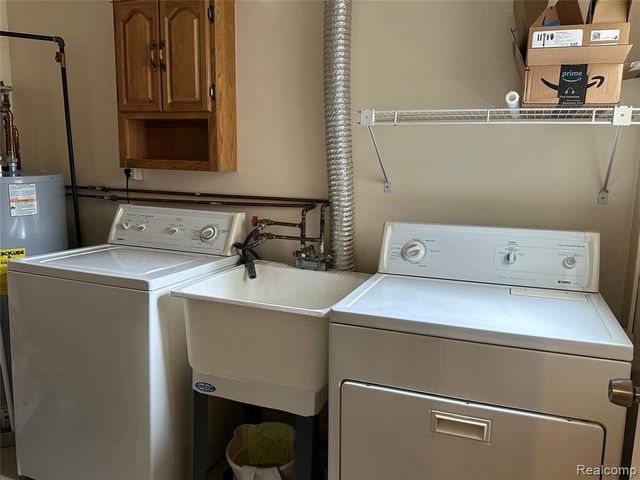 1390 Laurel Valley Drive, Waterford, MI 48327