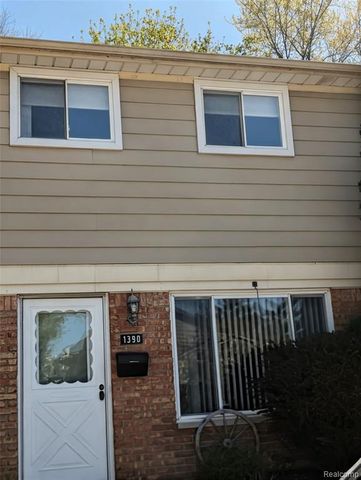1390 Laurel Valley Drive, Waterford, MI 48327