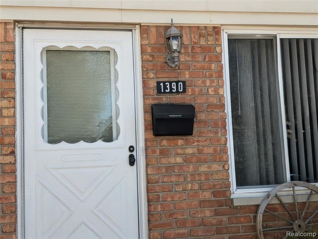 1390 Laurel Valley Drive, Waterford, MI 48327