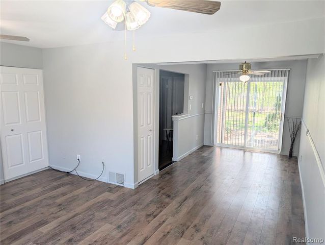 1390 Laurel Valley Drive, Waterford, MI 48327