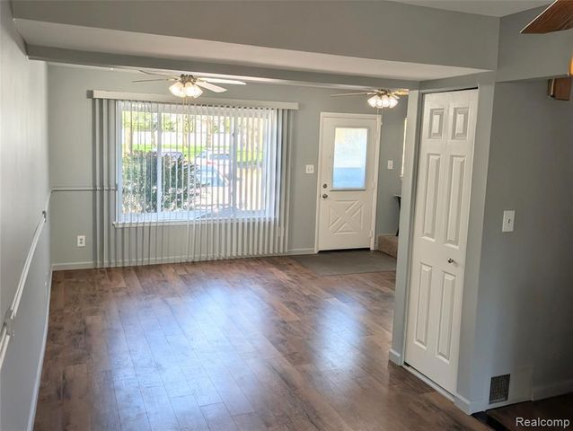 1390 Laurel Valley Drive, Waterford, MI 48327