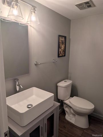 1390 Laurel Valley Drive, Waterford, MI 48327