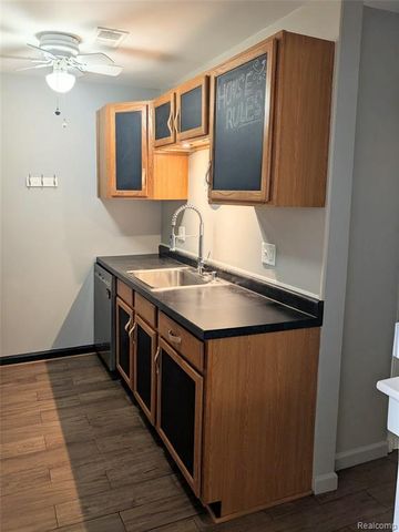 1390 Laurel Valley Drive, Waterford, MI 48327
