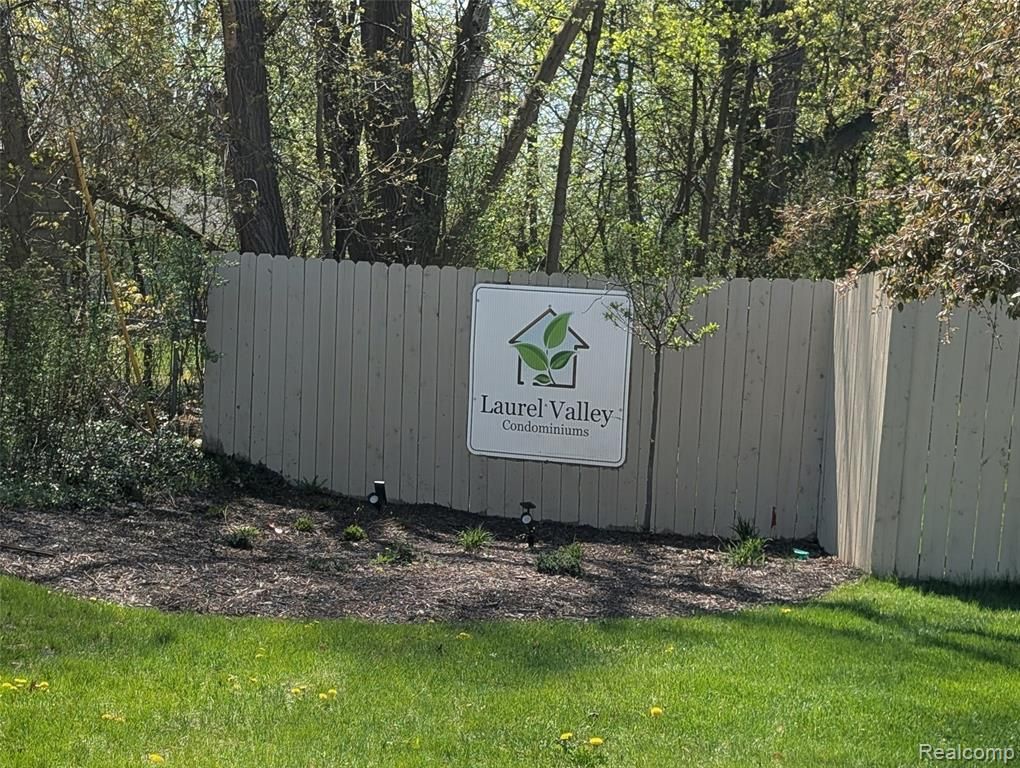 1390 Laurel Valley Drive, Waterford, MI 48327