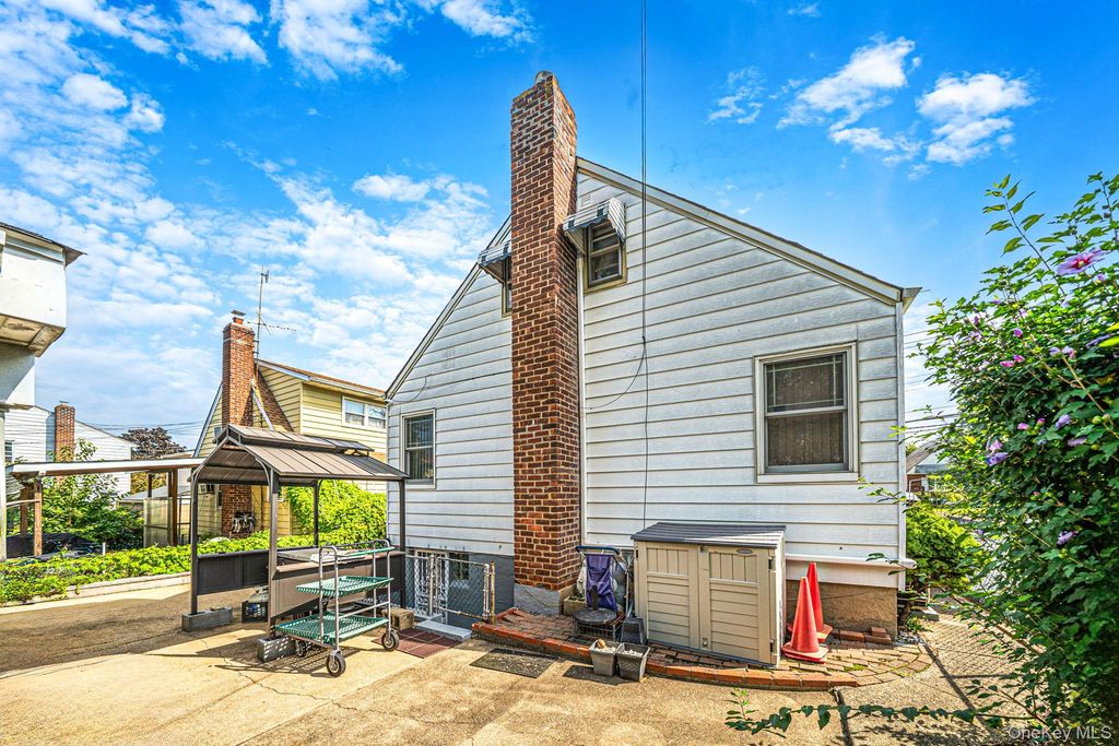 8118 260th Street, Floral Park, NY 11004 — photo 4