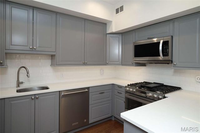 4928 Buckingham Court 1E, St Louis, MO 63108