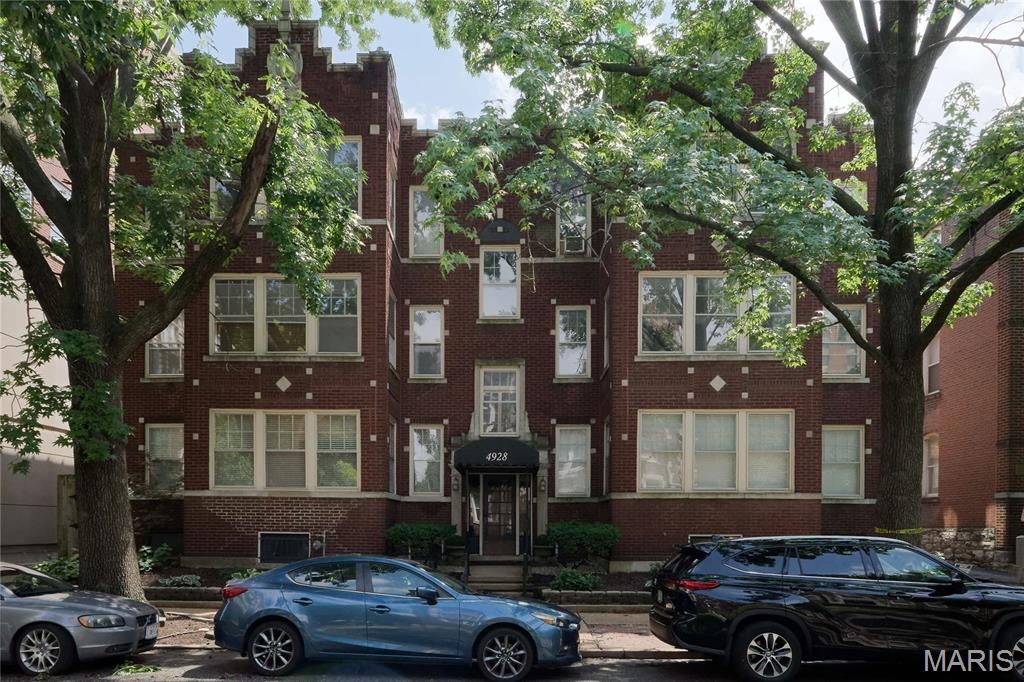 4928 Buckingham Court 1E, St Louis, MO 63108