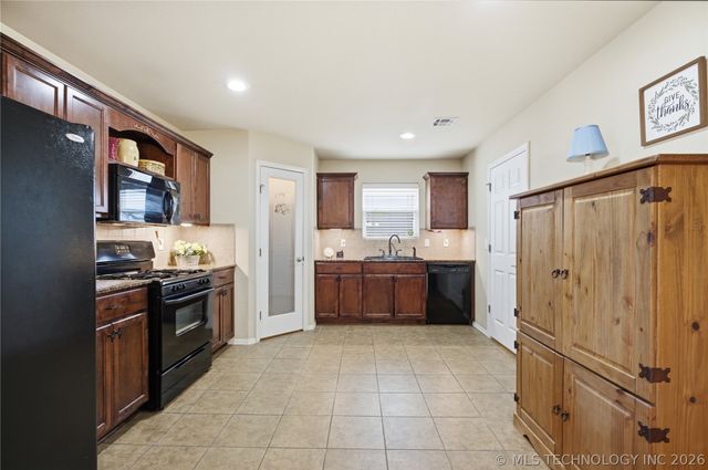 2124 E Concord Street, Broken Arrow, OK 74012