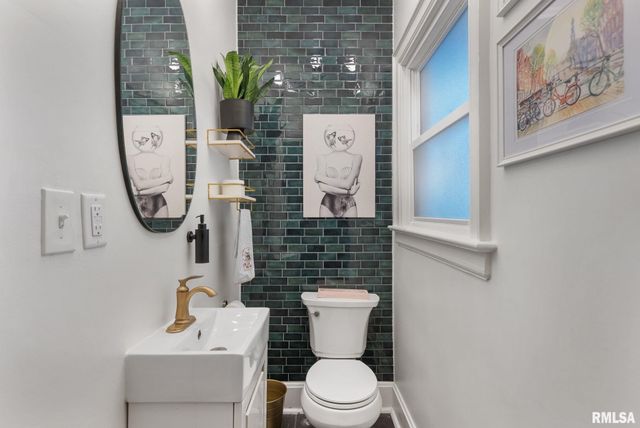 704 RIVER Drive, Bettendorf, IA 52722