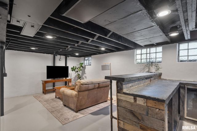 704 RIVER Drive, Bettendorf, IA 52722