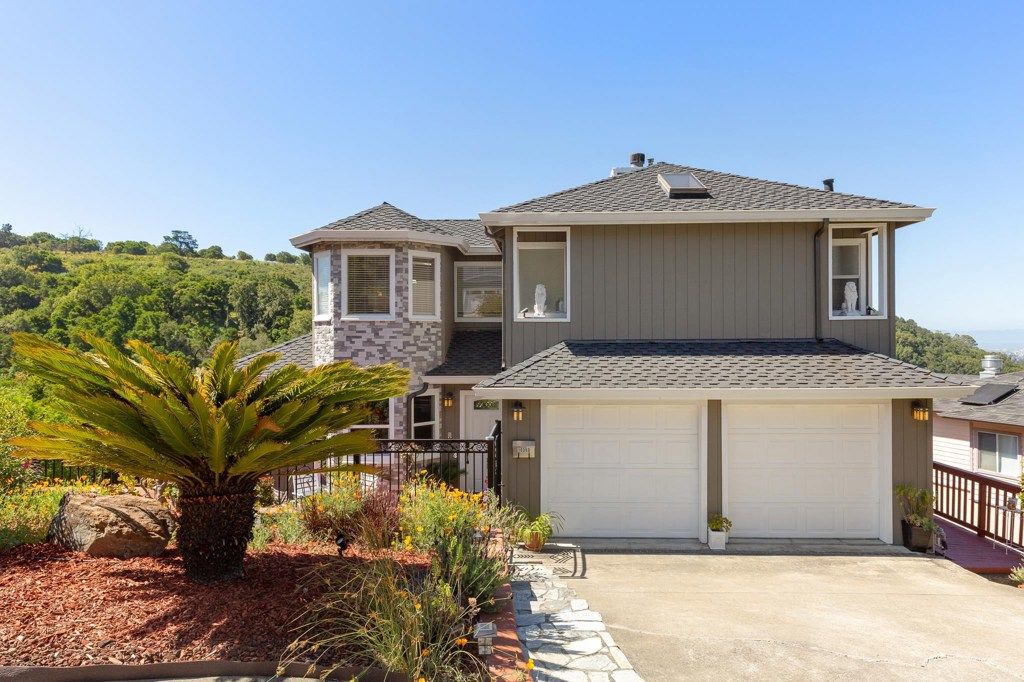 Image 4 of property listing at 10353 Royal Oak Rd, Oakland, CA 94605