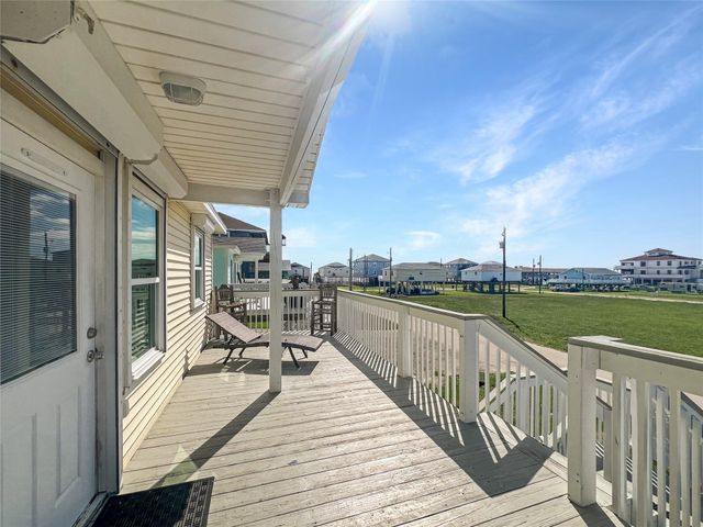 81 Santar Loop, Surfside Beach, TX 77541