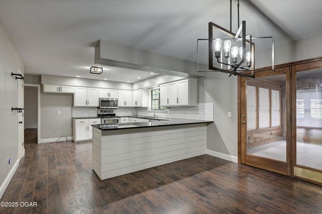 2208 Sunset Circle, Neosho, MO 64850