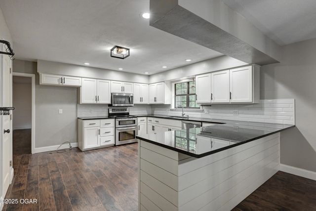 2208 Sunset Circle, Neosho, MO 64850