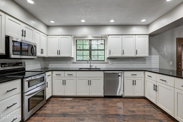 2208 Sunset Circle, Neosho, MO 64850